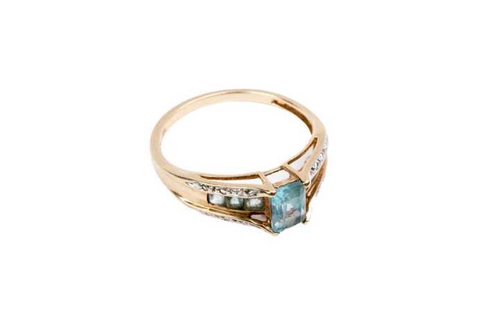 A blue topaz and diamond ring in 9 carat yellow gold