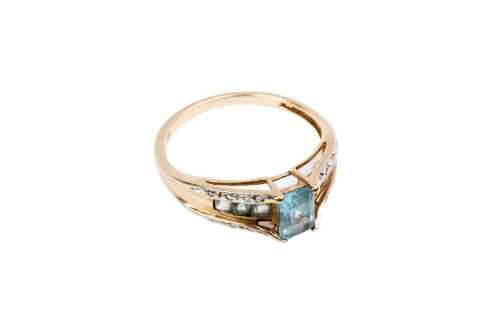 A blue topaz and diamond ring in 9 carat yellow gold