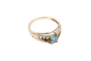 A blue topaz and diamond ring in 9 carat yellow gold