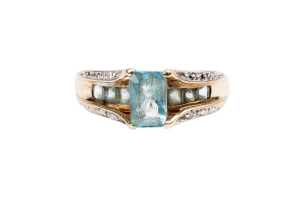 A blue topaz and diamond ring in 9 carat yellow gold - 2