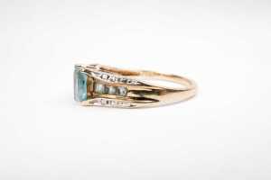 A blue topaz and diamond ring in 9 carat yellow gold - 3