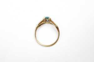 A blue topaz and diamond ring in 9 carat yellow gold - 4