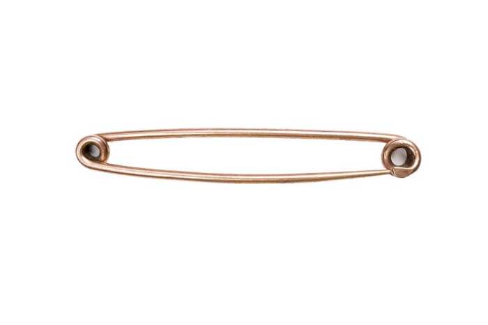 A safety pin brooch in 9 carat rose gold