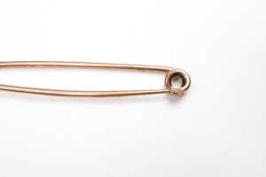 A safety pin brooch in 9 carat rose gold - 2
