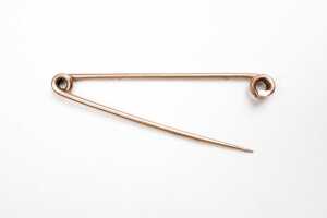 A safety pin brooch in 9 carat rose gold - 3