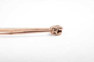 A safety pin brooch in 9 carat rose gold - 4