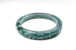 A Jade bangle and necklace - 4