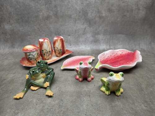 Two ceramic salt and pepper shaker sets, together porcelain Franz frog figure