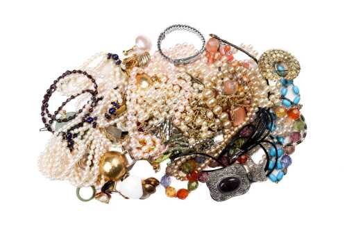 A collection of vintage jewellery
