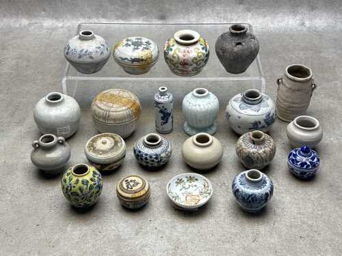 Miniature Oriental ceramic trinkets