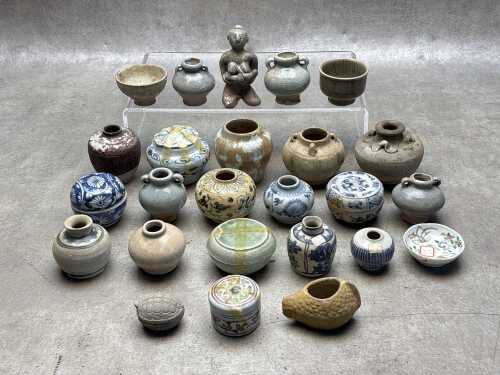Miniature Oriental ceramic trinkets