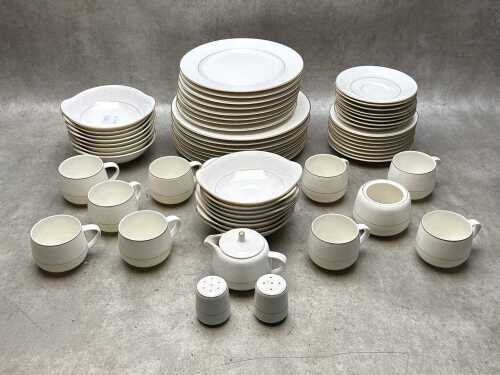 Seyei 'Moonlight' porcelain dinner setting for eight