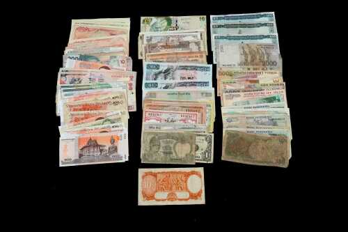 A group of more than 100 international bank notes, plus a CofA 10 Shilling note