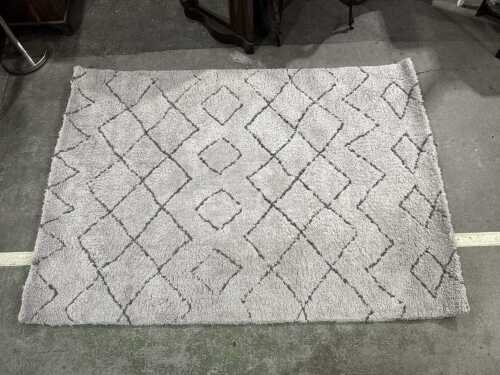 Shag pile machine-made rug