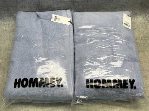 Two Hommey bath sheets
