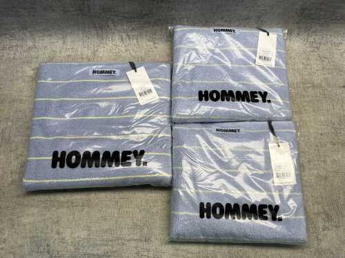 Two Hommey hand towels and bath mat