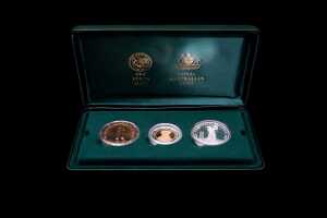 2001 Sir Donald Bradman commemorative coin set in 0.999 gold, 0.999 silver and aluminium bronze - 6