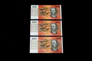 Five paper $20 banknotes including consecutive serial numbers - 2