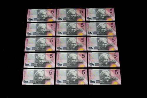 Fifteen polymer $5 banknotes, including consecutive serial numbers