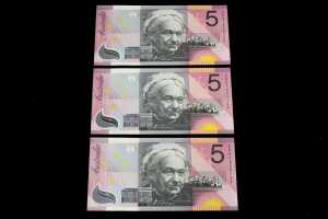Fifteen polymer $5 banknotes, including consecutive serial numbers - 2