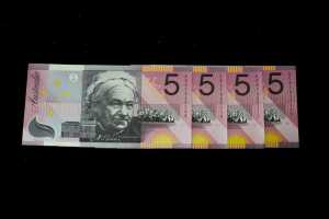 Fifteen polymer $5 banknotes, including consecutive serial numbers - 3