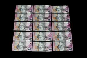 Fifteen polymer $5 banknotes, including consecutive serial numbers - 4