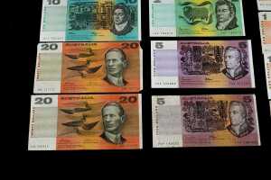 Group of Australian paper banknotes - 3