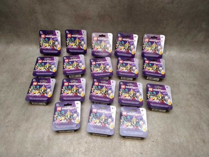 18 LEGO Minifigures, sealed