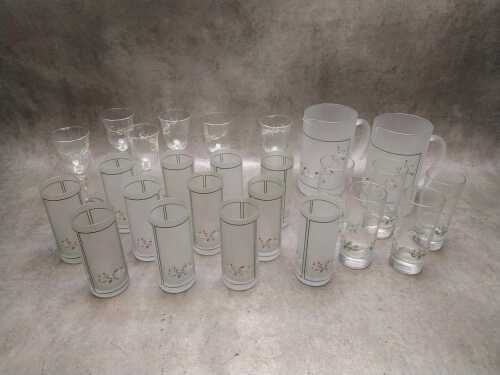 Johnson Brothers 'Eternal Beau' glassware, including jugs