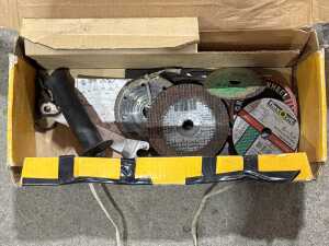 DeWalt DW803 angle grinder - 4