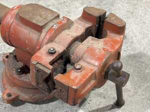 Heavy-duty swivel bench vice - 2