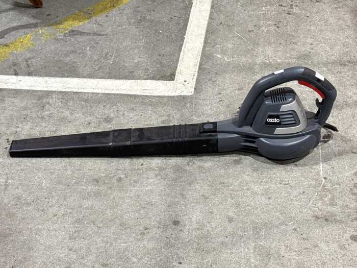 Ozito 1800W corded garden blower