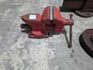 Two cast iron bench vices and a C clamp - 4