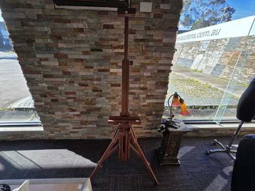 Adjustable timber artist's easel