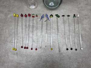 Hand-blown glass swizzle sticks together with a Galileo thermometer - 2