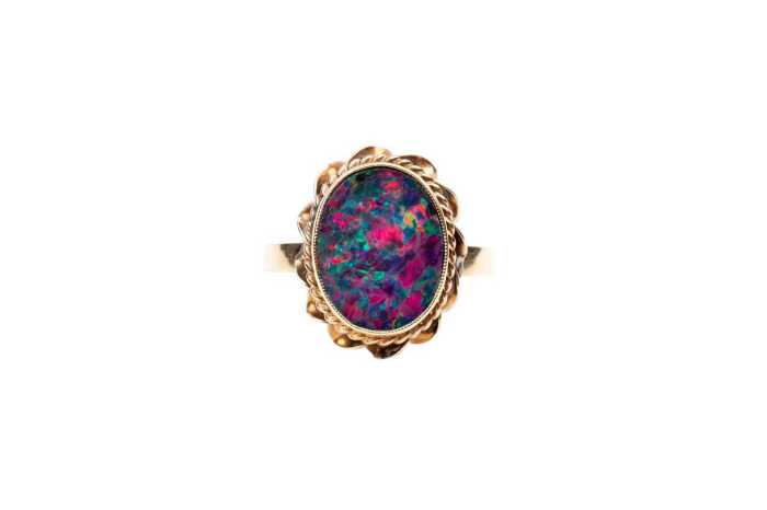 An opal doublet ring in 9 carat yellow gold