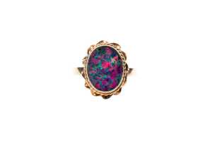 An opal doublet ring in 9 carat yellow gold