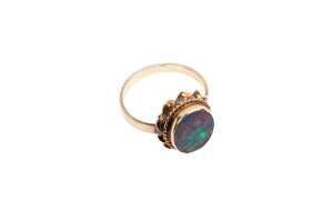 An opal doublet ring in 9 carat yellow gold - 2
