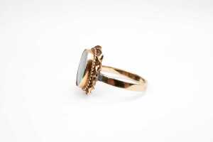 An opal doublet ring in 9 carat yellow gold - 3