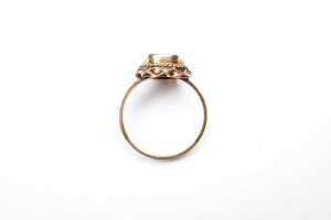 An opal doublet ring in 9 carat yellow gold - 4