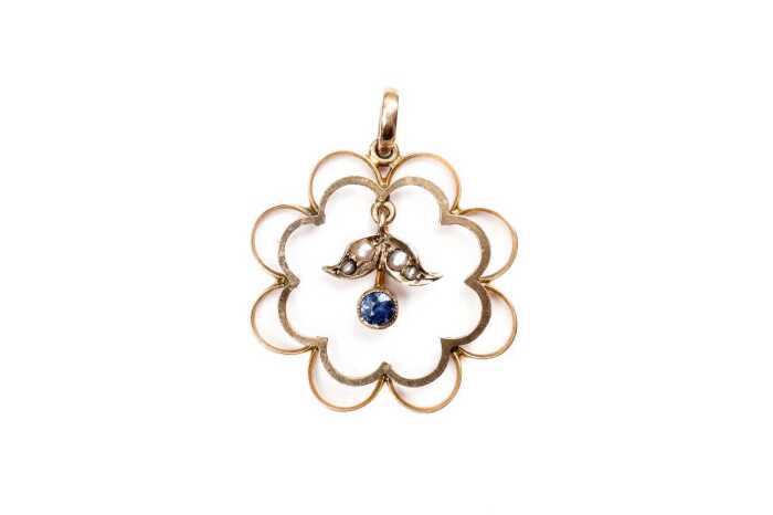 An antique sapphire and pearl pendant in 9 carat yellow gold