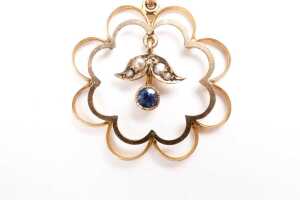 An antique sapphire and pearl pendant in 9 carat yellow gold - 2