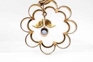 An antique sapphire and pearl pendant in 9 carat yellow gold - 4