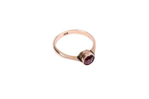 A vintage garnet ring in 9 carat rose gold