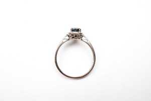 A sapphire and diamond ring in 10 carat white gold - 4