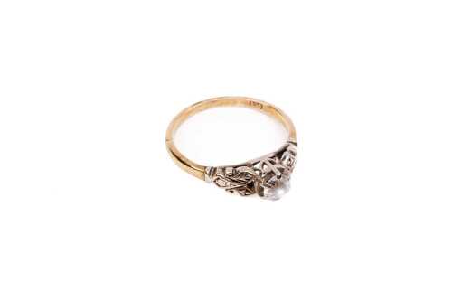 A vintage white topaz ring in 9 carat yellow and white gold
