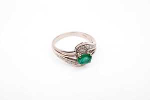 An emerald and diamond ring in 18 carat yellow gold - 2