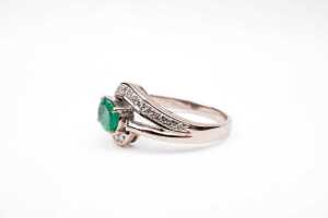An emerald and diamond ring in 18 carat yellow gold - 3