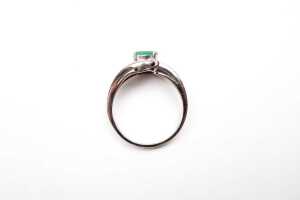 An emerald and diamond ring in 18 carat yellow gold - 4