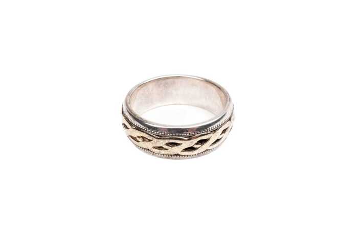 A Celtic design ring in 9 carat yellow gold and sterling silver